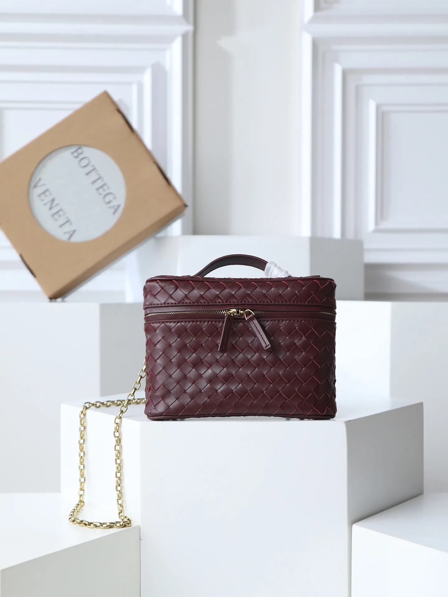 800. BOTTEGA VENETA2025 new women's small Soft Vanity bag adopts the classic Intrecciato weaving technique, inheriting the classics. The ring buckle design 😎 The light metal chain gives you a high-end sense of matching. The chain is removable, so you can wear it as a small bag ~ An elegant small bag that is perfect for participating in events. The overall body of the bag is as soft as marshmallow and can be easily kneaded, showing the strong toughness and high-end feel of the leather. The touch of sheepskin is so amazing. It is so healing when pinched! I have absolutely no resistance to small bags! ! ! Style number: 843800 Size: 19*14*3cm